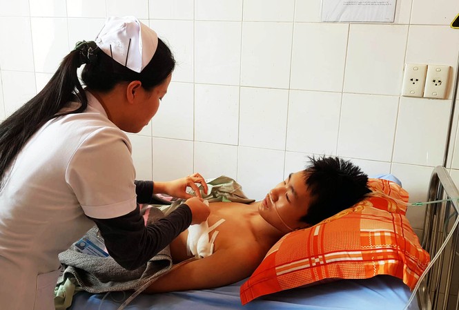 Cứu sống nam thiếu niên bị bạn đâm thủng tim Duy đang được điều trị tại Bệnh viện Đa khoa Lâm Đồng