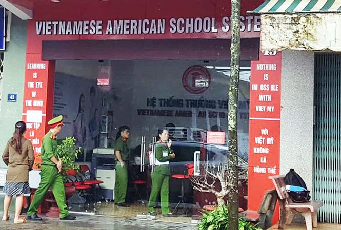 Bắt hiệu trưởng, khám xét trụ sở trường cao đẳng 'chui' Khám xét trụ sở Trường cao đẳng Việt Mỹ