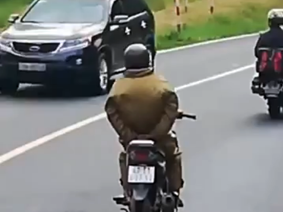 Giỡn mặt tử thần, người đàn ông thả trôi xe máy đổ đèo nguy hiểm Chắp hai tay sau lưng khi chạy xe xuống đèo Prenn
