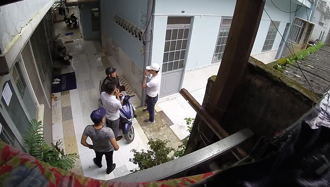 Nhà vợ chồng thầy giáo già bị 'khủng bố' bằng chất bẩn Nhóm thanh niên đến nhà ông bà giáo già đòi nợ.Ảnh chụp camera