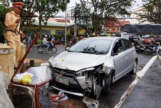 Ô tô gây tai nạn liên hoàn, 4 người trọng thương hiện trường vụ tai nạn