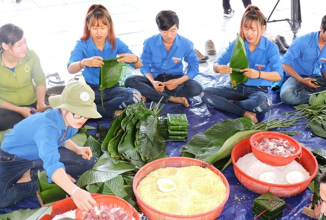 Giúp dân nghèo có Tết vui ở các xã biên giới Đoàn viên thanh niên gói bánh chưng để tặng cho các em học sinh tại xã Ia R’ve