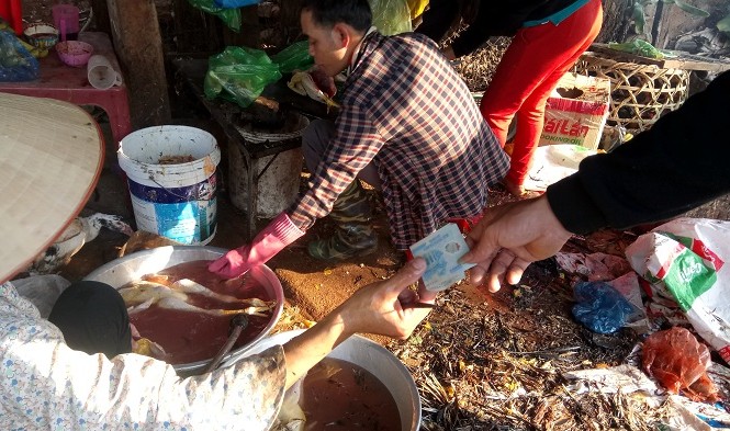Đắk Lắk: Bốc số, xếp hàng để thuê làm gà cúng Mỗi con gà làm xong có giá 20 nghìn