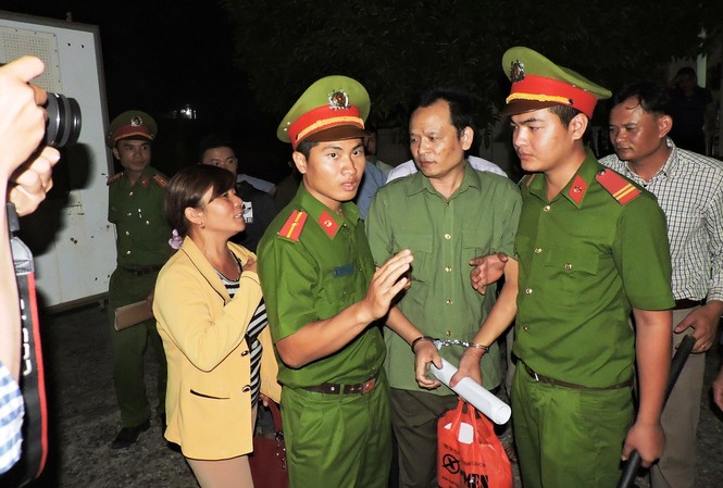 Thiếu tá công an hầu tòa vì bị cáo buộc huỷ hoại rừng Bị cáo Sáng bị dẫn ra xe chở phạm nhân