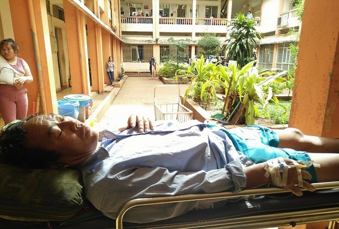 Nổ súng, chém nhau vì tranh giành đất khiến 2 người bị thương Ông Bình đang được điều trị tại Bệnh viện Đa khoa tỉnh Đắk Lắk.