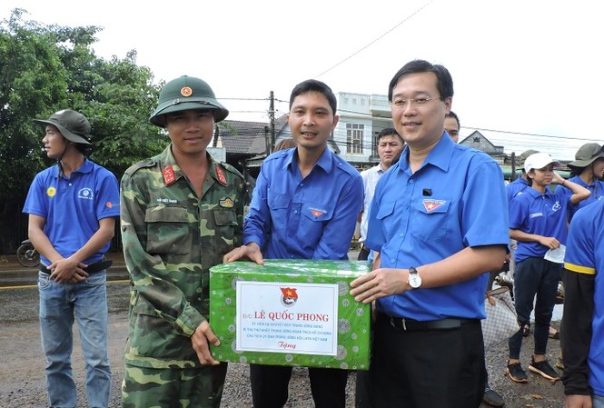 Bí thư TƯ Đoàn thăm, tặng quà tại các điểm tình nguyện hè Anh Lê Quốc Phong thăm, tặng quà thanh niên tình nguyện huyện Eah’Leo và đội tình nguyện Hành quân xanh của Trung đoàn 66 (Quân đoàn 3)