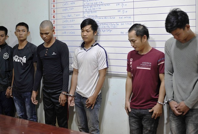 Bắt nhóm 'bảo kê sầu riêng' dùng hung khí trấn lột thương lái Nhóm “xin đểu” tiền thương lái bị bắt