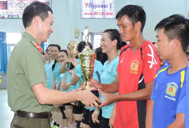 Sôi động giải bóng chuyền Công an tỉnh Đắk Lắk Đại tá Vũ Hồng Văn - Giám đốc Công an tỉnh Đắk Lắk trao hai nhất nam và nữ của giải bóng chuyền truyền thống