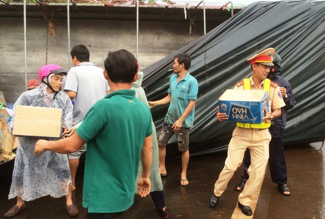Cảnh sát giao thông giúp gom hàng tấn nước ngọt đổ ra đường CSGT giúp tài xế thu gom số hàng bị đổ ra đường