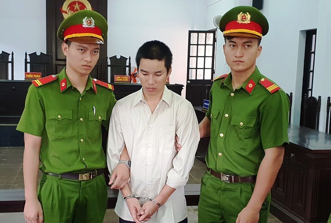 Nghi ngờ bị ngoại tình, chồng vung dao chém chết vợ Bị cáo Trần Anh Tiến tại phiên tòa sơ thẩm