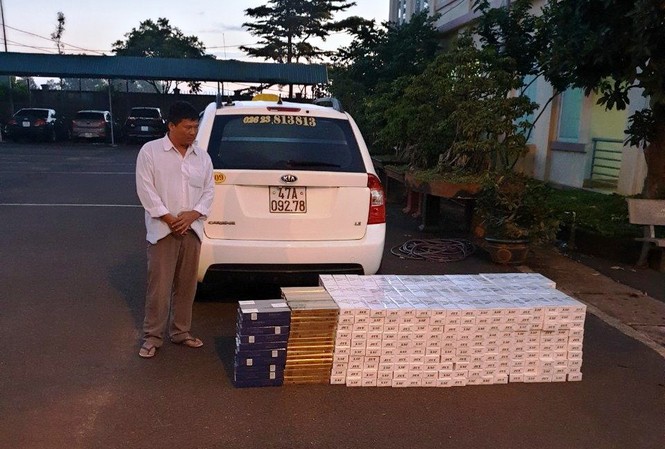 Bắt giữ tài xế lái xe taxi vận chuyển thuốc lá lậu Tài xế và tang vật bị bắt giữ