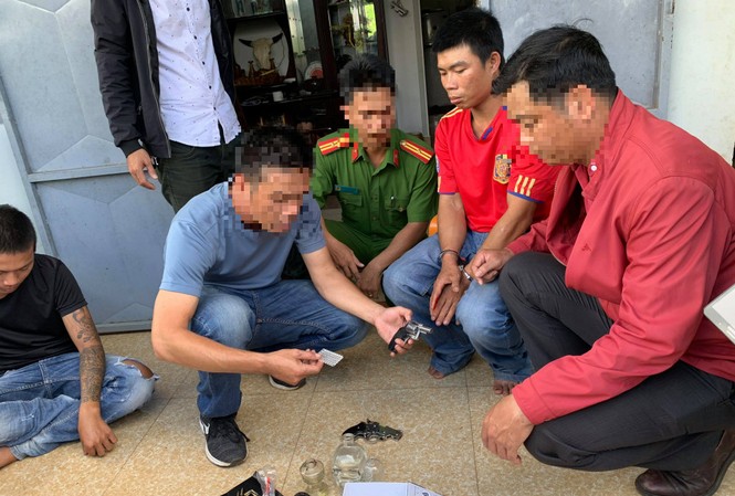 Tàng trữ nhiều súng đạn để phòng thân khi buôn bán ma túy Thắng bị bắt tại nhà riêng