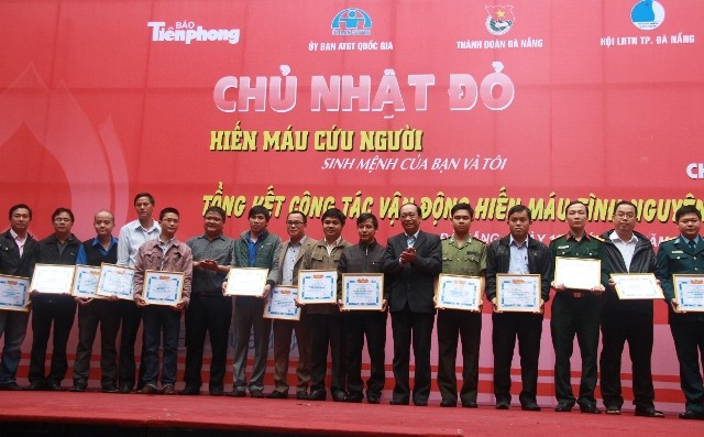 Đà Nẵng: Đội mưa đi hiến máu Đà Nẵng: Đội mưa đi hiến máu