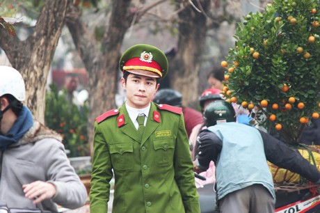 Tâm sự của học viên trường Cảnh sát hỗ trợ giao thông ngày Tết Học viên Phạm Ngọc Đức tham gia chốt tại chợ hoa trên đường Hoàng Quốc Việt