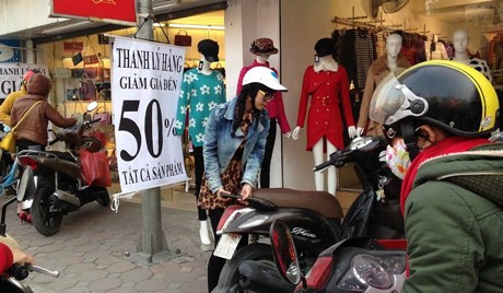 Tiếc khuyến mãi ‘khủng’, sinh viên ở lại sắm đồ diện Tết Tiếc khuyến mãi ‘khủng’, sinh viên ở lại sắm đồ diện Tết