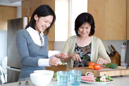 Để bạn gái ra mắt gia đình hoàn hảo dịp Tết Nắm được thông tin về sở thích, tính cách của thành viên gia đình "đối phương" sẽ giúp bạn gái nhanh chóng hòa đồng. (ảnh minh họa)