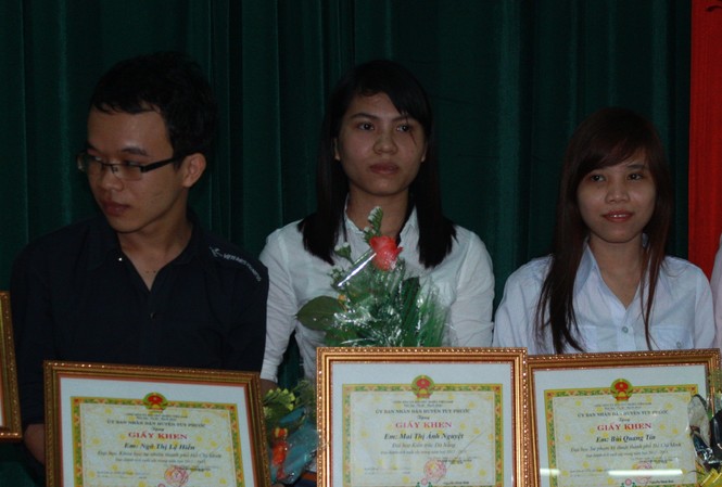 Nghị lực vượt khó của nữ sinh mồ côi Nguyễn Thị Bảy (giữa) nhận giấy khen và học bổng tại lễ gặp mặt biểu dương sinh viên tiêu biểu toàn huyện Tuy Phước (Bình Định).