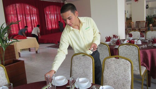 Chàng trai Pháp ra Côn Đảo học tiếng Việt Roméo chuẩn bị bàn để phục vụ đám cưới cho khách - Ảnh: Nguyễn Long