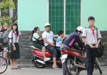 Trò đi muộn, trường học nhẹ nhàng tiễn Tết Trò đi muộn, trường học nhẹ nhàng tiễn Tết