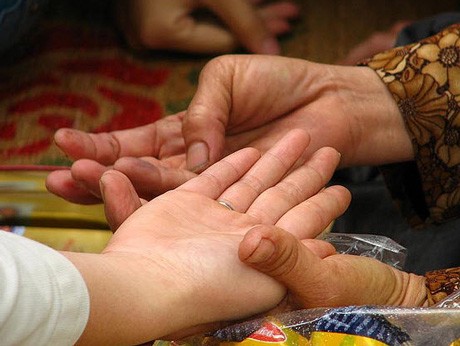 Giới trẻ đổ xô xem bói Ảnh minh họa