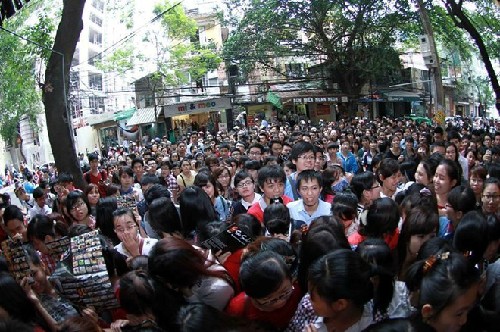 Văn hóa xếp hàng có đang tuyệt chủng trong teen? Câu chuyện chen lấn mua sushi năm ngoái vẫn còn là vết ố khó phai trong giới trẻ. Ảnh: VnExpress.