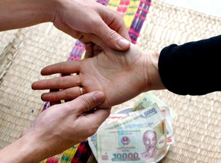 Bạn trẻ ‘tiền mất, tật mang’ vì tin lời bói toán đầu năm Không ít bạn trẻ tiền mất, tật mang, rước lo vào người vì những lời bói toán đầu năm.
