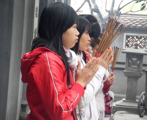 Đầu năm nam thanh nữ tú lên chùa cầu duyên Đi lễ chùa cầu duyên đã trở thành niềm tin tín ngưỡng với nhiều bạn trẻ. Ảnh: Nguyễn Hòa.