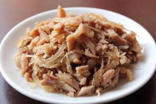 Chàng trai tốt nghiệp kỹ sư ở Pháp mê bán bì heo Vũ cho biết do có bí quyết riêng nên bì heo do chàng trai này tự làm không nặng mùi.