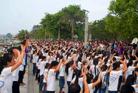 Vũ điệu flashmob của 1.000 bạn trẻ đón chào Festival Huế Vũ điệu flashmob của 1.000 bạn trẻ đón chào Festival Huế