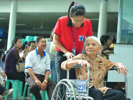 Cảm động hình ảnh áo đỏ tình nguyện hỗ trợ người dân nhập viện Cảm động hình ảnh áo đỏ tình nguyện hỗ trợ người dân nhập viện