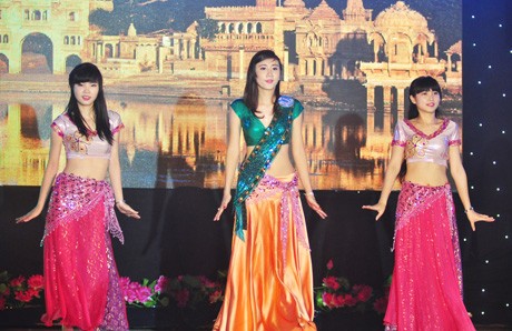 Ngắm Hoa khôi ĐH Nông nghiệp múa bollywood quyến rũ Ngắm Hoa khôi ĐH Nông nghiệp múa bollywood quyến rũ