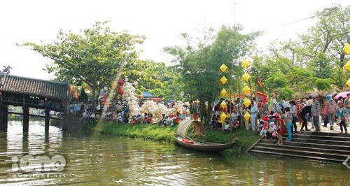 Giới trẻ Huế sống lại tuổi thơ với chợ quê giữa phố Giới trẻ Huế sống lại tuổi thơ với chợ quê giữa phố