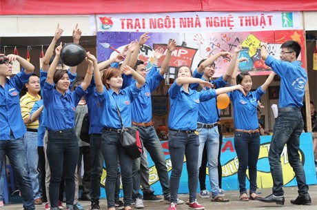 Áo xanh tình nguyện khuấy động ngày hội Niềm tin và ánh sáng Áo xanh tình nguyện khuấy động ngày hội Niềm tin và ánh sáng