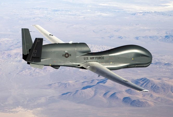 KỶ LỤC: Máy bay không người lái bay suốt cả tuần Máy bay không người lái RQ-4 Global Hawk.