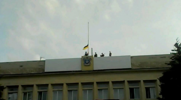 Thành trì thứ hai của tự vệ miền Đông Ukraine thất thủ Hình ảnh công bố trên mạng xã hội vào sáng 6/7 cũng cho thấy quốc kỳ Ukraine đã được kéo lên tại trụ sở thành phố Kramatorsk.
