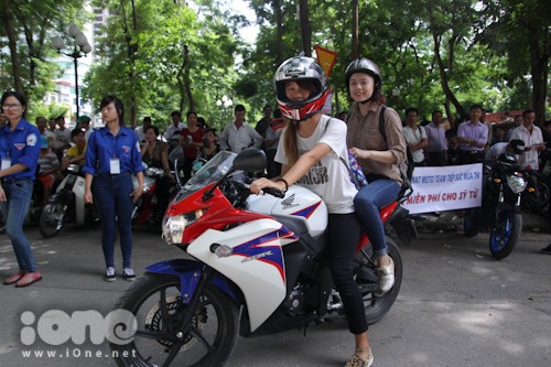 Những hành động đẹp khiến sĩ tử rơi nước mắt mùa thi 2014 Những hành động đẹp khiến sĩ tử rơi nước mắt mùa thi 2014