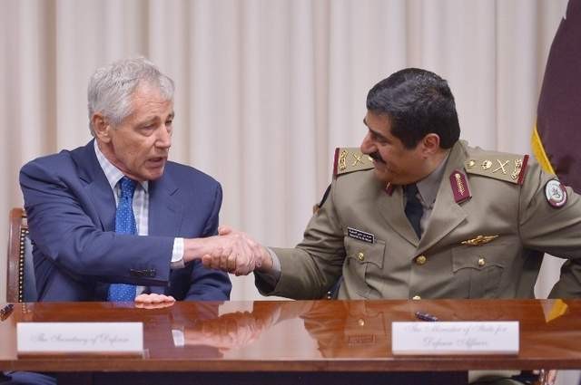 Mỹ giành thương vụ vũ khí “khủng” nhất năm từ Qatar Bộ trưởng Quốc phòng Mỹ Chuck Hagel bắt tay với Bộ trưởng Quốc phòng Quatar Hamad bin Ali al-Atiyah sau lễ kí hợp đồng vũ khí hôm 14/7 tại Lầu Năm Góc, Washington, D.C. (Mandel Ngan / AFP)