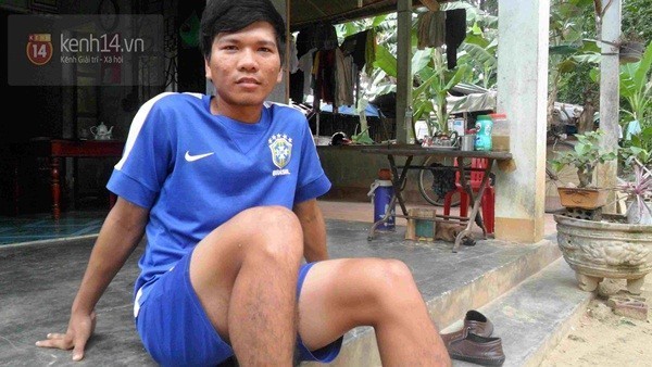Chàng sinh viên đi bộ 700 km xuyên miền Trung để về nhà Chàng sinh viên đi bộ 700 km xuyên miền Trung để về nhà