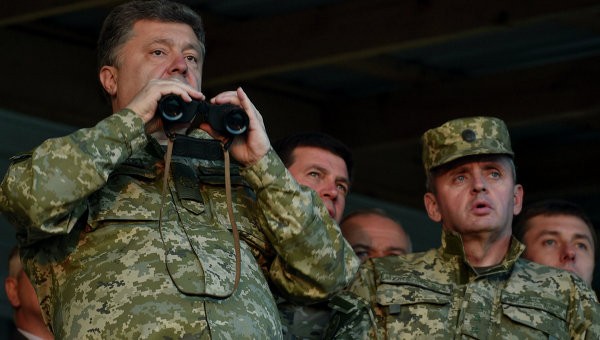 Tổng thống Ukraine bất ngờ tới vùng chiến sự miền Đông Tổng thống Ukraine Petro Poroshenko.