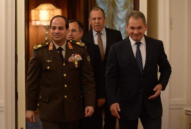 Nga đẩy mạnh xuất vũ khí sang thị trường Trung Đông Tư lệnh quân đội Ai Cập Abdel Fattah al-Sisi (trái) và Bộ trưởng Quốc phòng Nga Sergei Shoigu gặp nhau tại Matxcơva hồi tháng hai, thảo luận các thương vụ mua bán vũ khí cũng như thúc đẩy quan hệ ngoại giao. Ảnh: AFP/Getty Images.