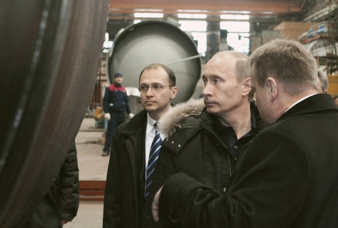 Nga cân nhắc hủy hợp tác an ninh hạt nhân với Mỹ Tổng thống Nga Vladimir Putin nghe diễn giải của Giám đốc cơ quan năng lượng hạt nhân Nga Sergey Kirienko (04/3/2009)(Reuters)