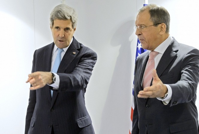 Bộ Ngoại giao Nga: ‘Gây áp lực lên Nga là vô vọng’ Ngoại trưởng Sergei Lavrov (phải) và John Kerry sau cuộc gặp diễn ra tại Thủ đô Rome, Italia