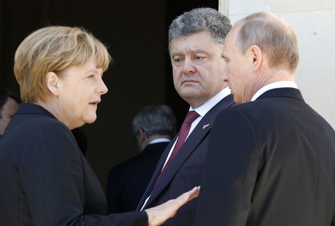 Ông Putin nói gì về lệnh ngừng bắn ở Donbass? Từ trái qu phải: Thủ tướng Đức Angela Merkel, Tổng thống Ukraine Petro Poroshenko, Tổng thống Nga Vladimir Putin