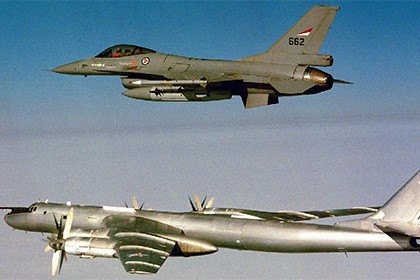 Nga 'bác' tin oanh tạc cơ Tu-95MS mang vũ khí hạt nhân Chiến đấu cơ F-16 chặn oanh tạc cơ Tu-95MS của Nga hôm 28/1