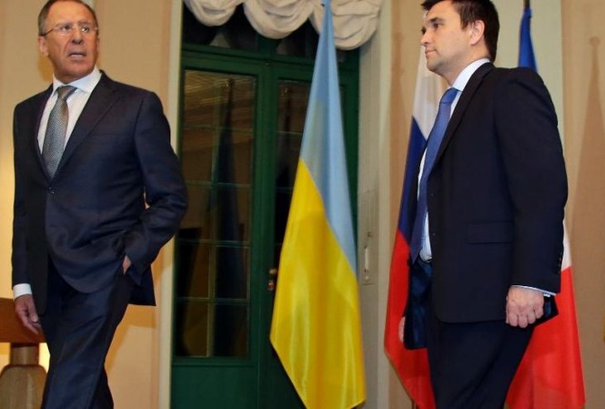 THẾ GIỚI 24H: Ukaine không muốn cắt đứt quan hệ với Nga Hai Ngoại trưởng Nga - Ukraine (phải) tại một cuộc gặp nhóm Tiếp xúc diễn ra tại Đức hồi cuối tháng 1/2015