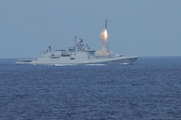 Ấn Độ phóng siêu thanh chống hạm BrahMos từ tàu nội địa Ấn Độ phóng siêu thanh chống hạm BrahMos từ tàu nội địa