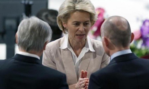 Đức thay đổi chiến lược an ninh để đối phó Nga Bộ trưởng Quốc phòng Đức Ursula von der Leyen (giữa) hôm 7/2 nói chuyện cùng đại biểu các nước tham dự Hội nghị An ninh Munich lần thứ 51. Ảnh: Reuters