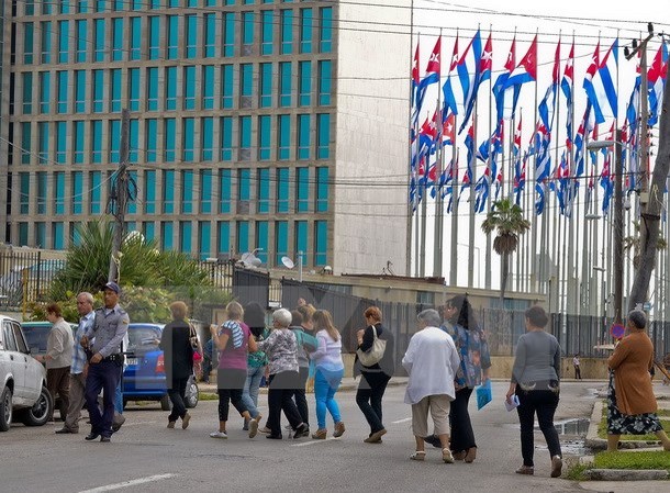Mỹ và Cuba ấn định thời điểm tiến hành vòng đàm phán thứ 2 Người dân Cuba xếp hàng bên ngoài một văn phòng của Mỹ ở thủ đô Havana ngày 9/1. (Ảnh: AFP/ TTXVN)