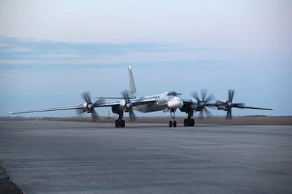 Nga nói gì về vụ oanh tạc cơ Tu-95MS áp sát không phận Anh? Máy bay ném bom chiến lược Tu-95MS của Nga