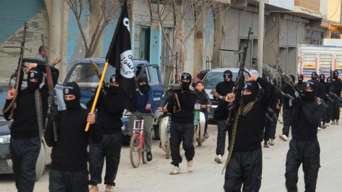 Nội bộ IS 'lục đục vì chiến binh ngoại quốc' Chiến binh IS diễu hành trên đường phố Syria. Ảnh: NYdailynews.